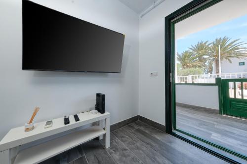 Casa Emilia - Pool and Close to the Beach By Lanzarote Vacation Homes