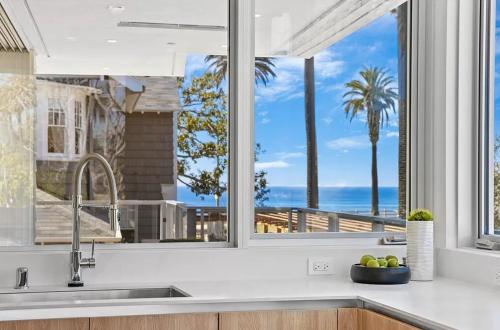 uma cozinha com uma janela com vista para o oceano em Three Bedrooms and Four Bathrooms Superb Condo em Los Angeles