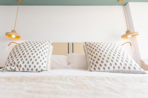 a bed with two pillows on top of it at Soho Boutique Las Vegas in Málaga