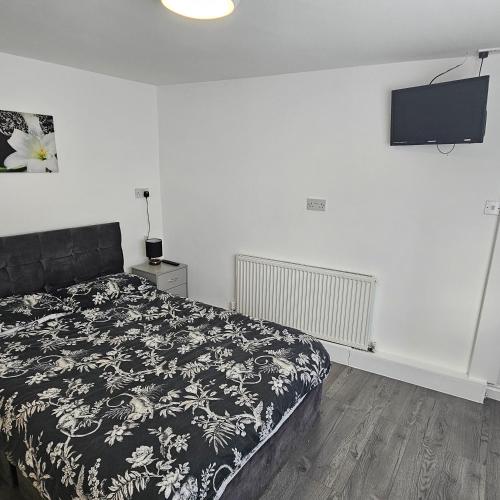 Un pat sau paturi într-o cameră la Anfield Contractors Accommodation