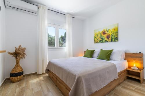 Una cama o camas en una habitación de Camellia Home