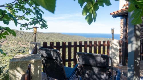 - deux chaises assises sur une terrasse couverte avec vue sur l'océan dans l'établissement Casa Cedro, à Porto Ottiolu