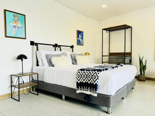 a bedroom with a large bed and a mirror at Loft luminoso y moderno con excelentes vistas in Medellín