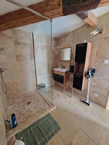 une grande salle de bain avec douche et lavabo dans l'établissement Casita blanca, à Arles