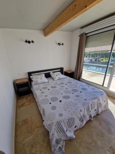 une chambre avec un lit et une grande fenêtre dans l'établissement Casita blanca, à Arles