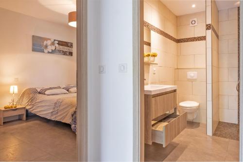 een slaapkamer met een bed, een wastafel en een toilet bij Casa U Castagnettu in Patrimonio