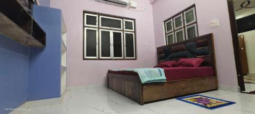 Un dormitorio con una cama grande y una ventana en Ram Bila paying guest house en Ayodhya