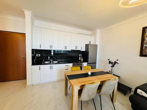 Кухня или мини-кухня в Sea side Apartment
