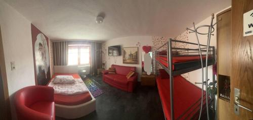 Attnang-PuchheimにあるApartment in Salzkammergutの二段ベッドとソファが備わる小さな客室です。