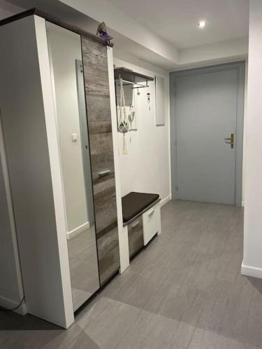 une pièce avec une porte coulissante avec un banc à l'intérieur dans l'établissement Appart cosy 4 à 6 pers - parking privé - 5 min Colmar - poêle à pellets - 2 terrasses, à Wintzenheim