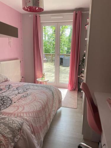 - une chambre avec un lit aux murs roses et une fenêtre dans l'établissement Appart cosy 4 à 6 pers - parking privé - 5 min Colmar - poêle à pellets - 2 terrasses, à Wintzenheim