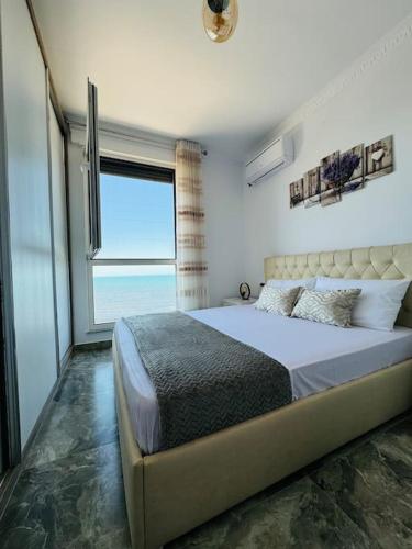 Кровать или кровати в номере Sea side Apartment