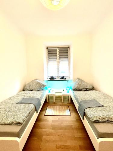 Un pat sau paturi într-o cameră la N-Ferienwohnung nähe U-Bahn für 4 Personen