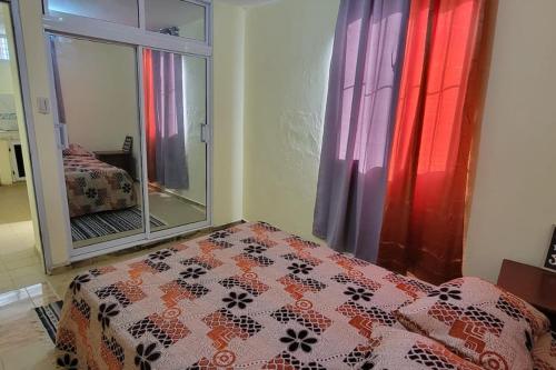 サンペドロ・デ・マコリスにあるCasa Caracolのベッドルーム1室(ベッド1台、大きな窓付)