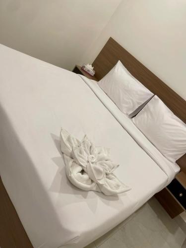a white flower sitting on top of a bed at برج ماجيك سويت Magic Suite Tower in Kuwait
