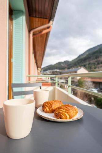 un plateau de croissants sur une table sur un balcon dans l'établissement Le Modania - Modane Gare - A 15 mn des pistes, à Modane