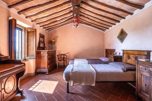 Voodi või voodid majutusasutuse Monticchiello apartment in the historical village with garden Pienza, Siena toas