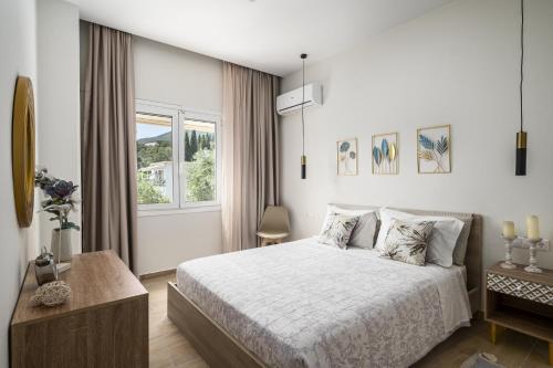 Ένα ή περισσότερα κρεβάτια σε δωμάτιο στο Ipsos Pool Apartments, Elena & Maria by Konnect