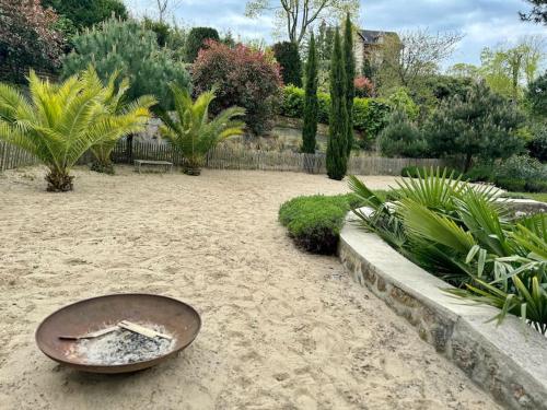 un bol posé au milieu d'un jardin dans l'établissement VILLA CAROLLES, à Carolles
