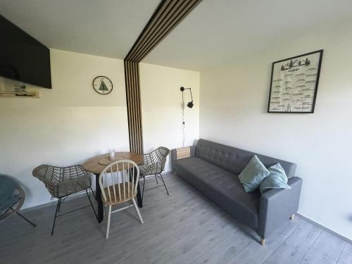 a living room with a couch and a table at Pokoje Gościnne Malinówka in Krościenko