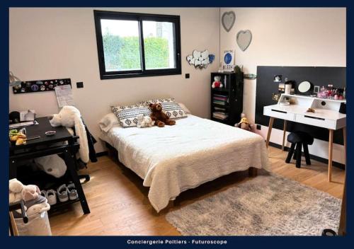 une chambre avec un lit avec deux ours en peluche dessus dans l'établissement La villa de Beauvoir, à Mignaloux-Beauvoir