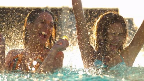 Zwei Mädchen im Wasser machen ein Foto von sich selbst in der Unterkunft Hostel Desert camp Sam in Jaisalmer