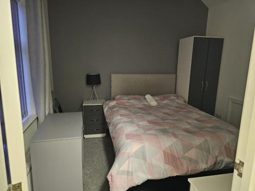 una piccola camera con letto e comodino di Hygis Great Home of Relaxations a Stoke on Trent