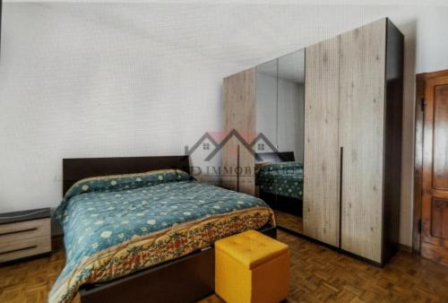 a bedroom with a bed and a mirror at Casa vacanza Pino in Follonica