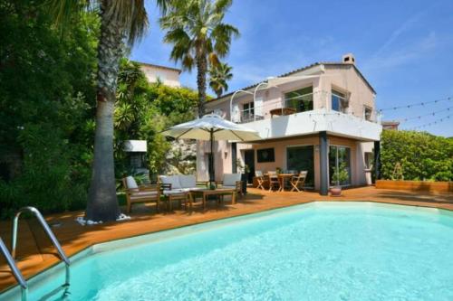une maison avec une piscine devant une maison dans l'établissement Villa Azur - Sea View, à Villeneuve-Loubet