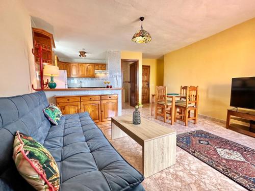 uma sala de estar com um sofá e uma mesa em Casa Samsara 2 em Icod de los Vinos