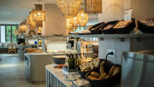 a kitchen with baskets of bread and bottles of wine at Soho Boutique Las Vegas in Málaga