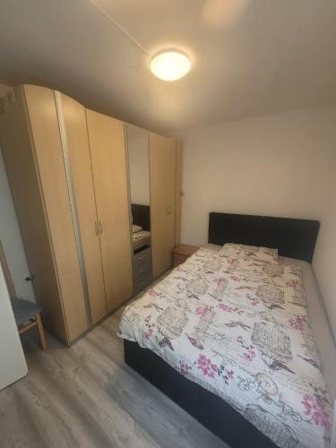 En eller flere senger på et rom på Neu renoviertes 3-Zimmer-Apartment in Esslingen