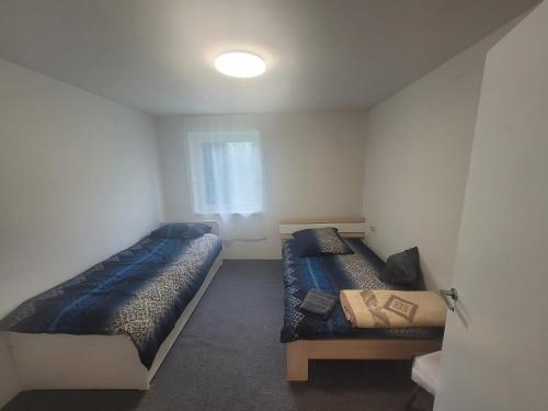 En eller flere senger på et rom på Neu renoviertes 3-Zimmer-Apartment in Esslingen