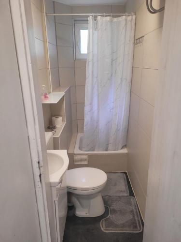 Et badeværelse på Neu renoviertes 3-Zimmer-Apartment in Esslingen
