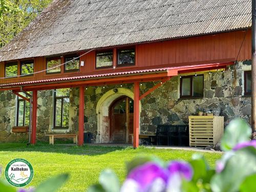Κήπος έξω από το Guest House Kalbakas