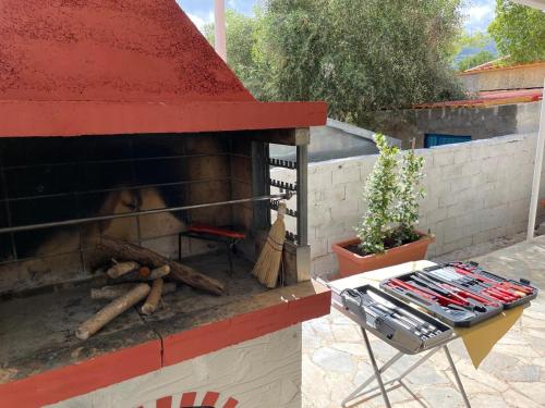 un chien cuisine dans un four en briques dans l'établissement Village Holidays - Chelonaria, à Chrani