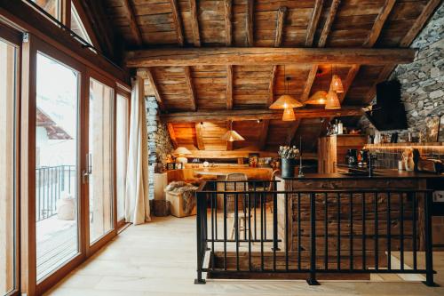 Il comprend une cuisine dotée de plafonds en bois et d'une grande fenêtre. dans l'établissement Le Château by Lodji, à Saint-Marcel