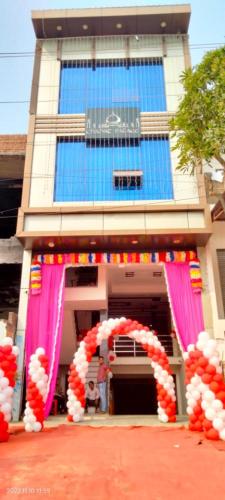 una entrada a un edificio con un arco rosa y blanco en hotel chahat palace en Agra