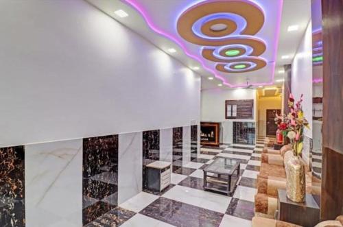 een lobby met een spiraalvormig plafond en een dambord vloer bij hotel chahat palace in Agra