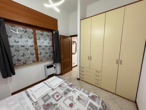 sypialnia z łóżkiem i oknem w obiekcie Millefonti House Lingotto w Turynie