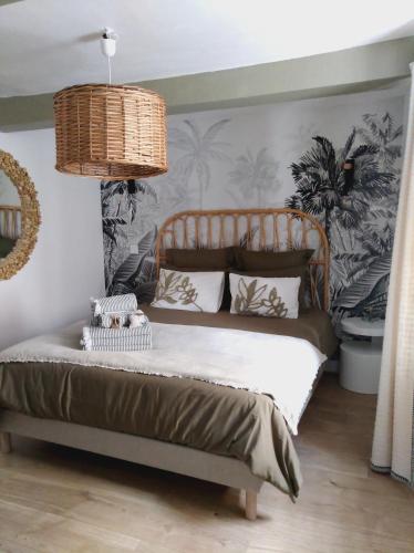 um quarto com uma cama num quarto com papel de parede de palma em A l'Ombre de la Dame em Cucuron
