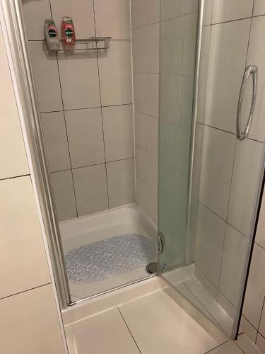 Ванна кімната в Two-level Hoxton apartment