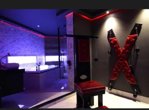 a bathroom with a large x sign on the wall at Motel Desireé in Sao Paulo