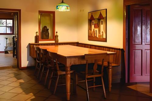 Casa de Campo con vista al mar في Chanco: غرفة طعام مع طاولة وكراسي خشبية