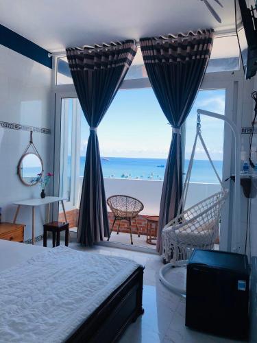 a bedroom with a bed and a view of the ocean at Khách sạn Hoàng Phú đảo Phú Quý in Cu Lao Thu