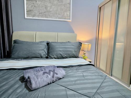 a bed with a pillow on it in a bedroom at MidValley Southkey Mosaic 6-9pax Netflix-SmartTV70inch in Johor Bahru
