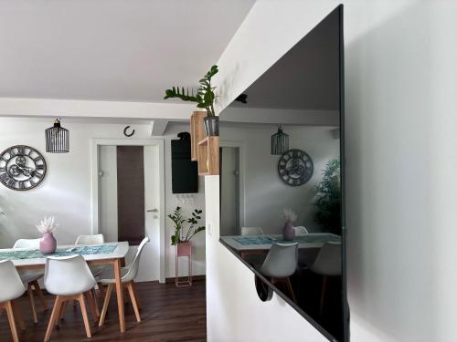 - une cuisine et une salle à manger avec une table et des chaises dans l'établissement Sunset Bled, à Bled
