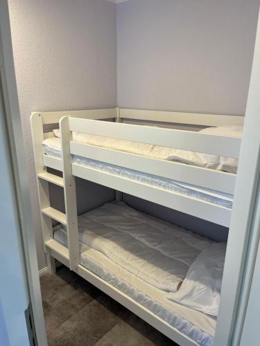 a small closet with white bunk beds in it at Kleine Auszeit in Altenau