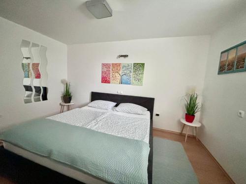 - une chambre avec un lit et 2 plantes dans l'établissement Sunset Bled, à Bled