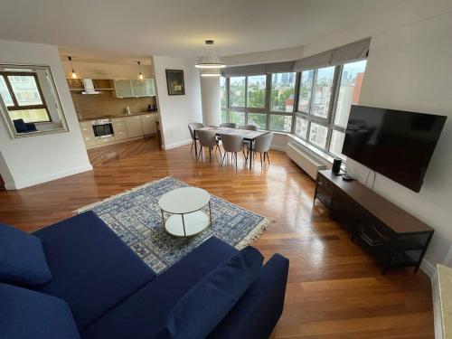 Televízia a/alebo spoločenská miestnosť v ubytovaní Arkadia The View Luxury Prime Apartment
